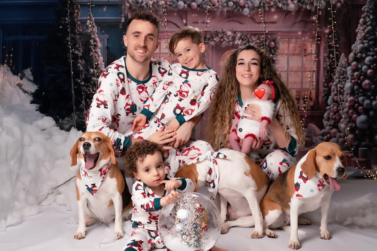 BAHAGIA: Diogo Jota dan Rute Cardoso bersama ketiga anak mereka saat merayakan Natal.