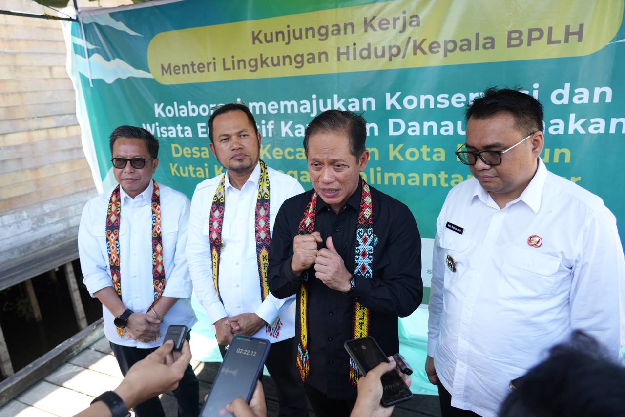 Gubernur Rudy Mas&rsquo;ud dan Bupati Kukar Aulia Rahman Basri mendampingi Menteri Lingkungan Hidup Hanif Faisol Nurofiq berkunjung ke Desa Pela, Kota Bangun, Kamis (3/7). (ARIEF/ADPIMPROV KALTIM)