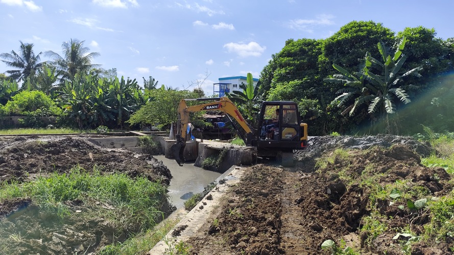 NORMALISASI: Ekskavator dari dinas PUPR Pera Kaltim mengeruk sedimentasi di belakang GOR Kadrie Oening Kecamatan Samarinda Utara, Kamis (3/7).
