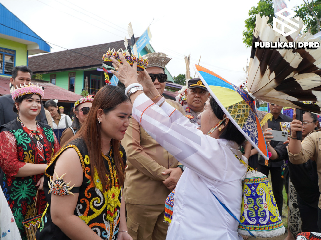 Ketua DPRD Mahulu Devung Paran menerima plakat berupa topi anyaman khas Dayak Kenyah sebagai tanda diterimanya kunjungan.