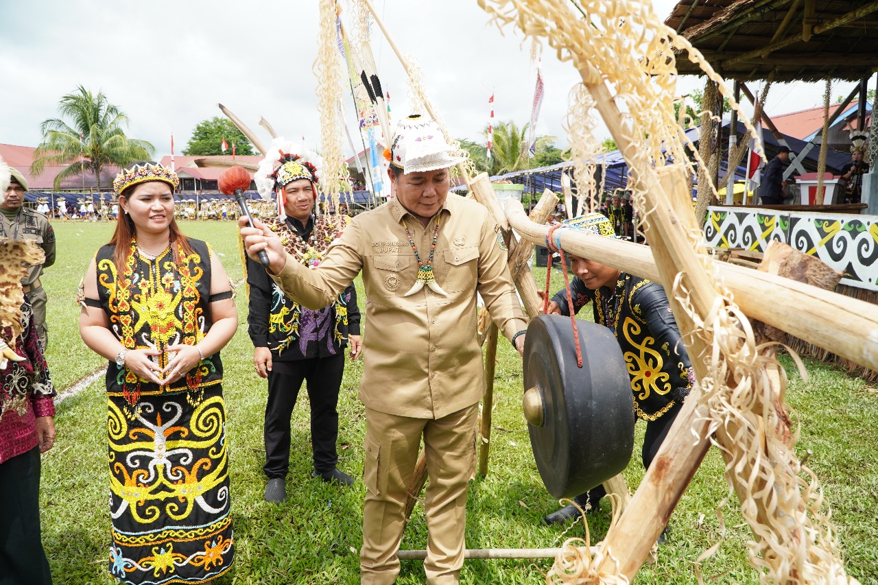 Bupati Mahulu Bonifasius Belawan Geh memukul gong sebagai tanda dimulainya Mubes XII &ldquo;Pebeka Tawei&rdquo; Kenyah Lepoq Bakung se-Kalimantan 2025 di Kampung Datah Bilang, Senin (30/6/2025).
