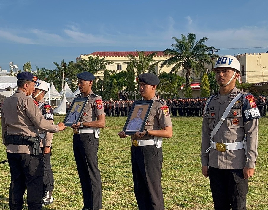 DIPECAT: Dansat Brimob Polda Kaltim Kombes Pol Andy Rifai mencoret foto dua personel Brimob yang kena sanksi PTDH.