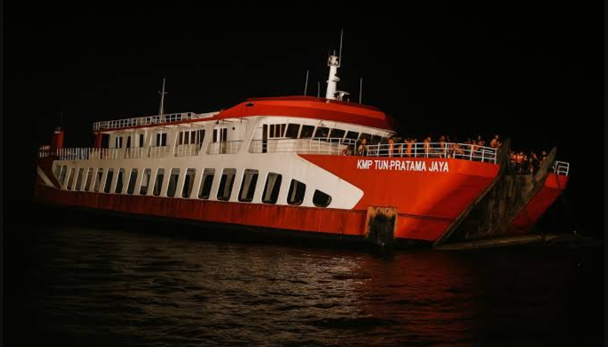 KMP Tunu Pratama Jaya saat bersandar di pelabuhan sebelum mengalami insiden tenggelam di Selat Bali, Rabu malam (2/7/2025). (FOTO: IST)