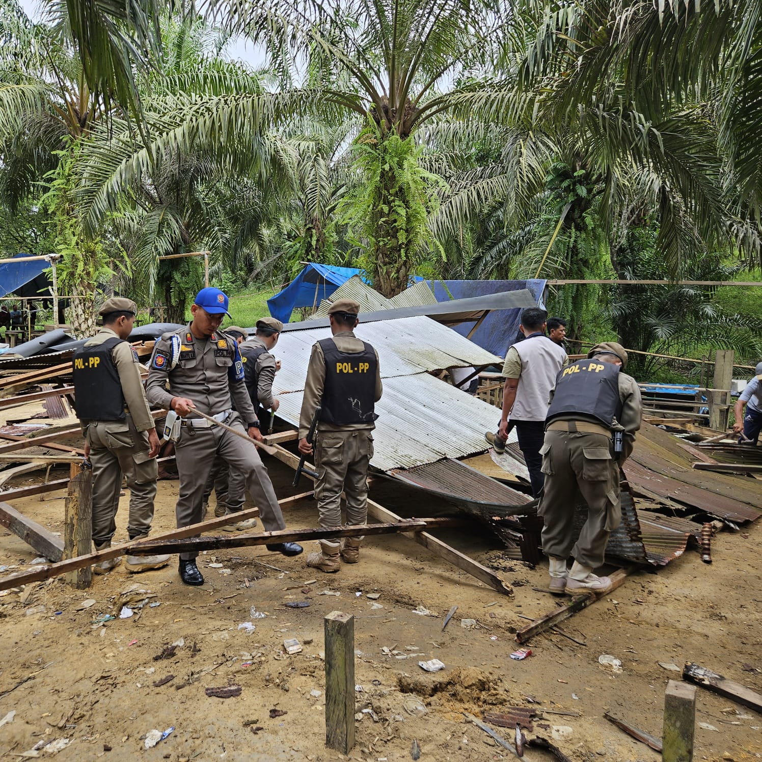 DIROBOHKAN: Tim gabungan yang salah satunya Satpol PP PPU tampak sedang merobohkan sarana untuk judi dadu dan sabung ayam di Kelurahan Lawelawe, Kecamatan Penajam, PPU, baru-baru ini.