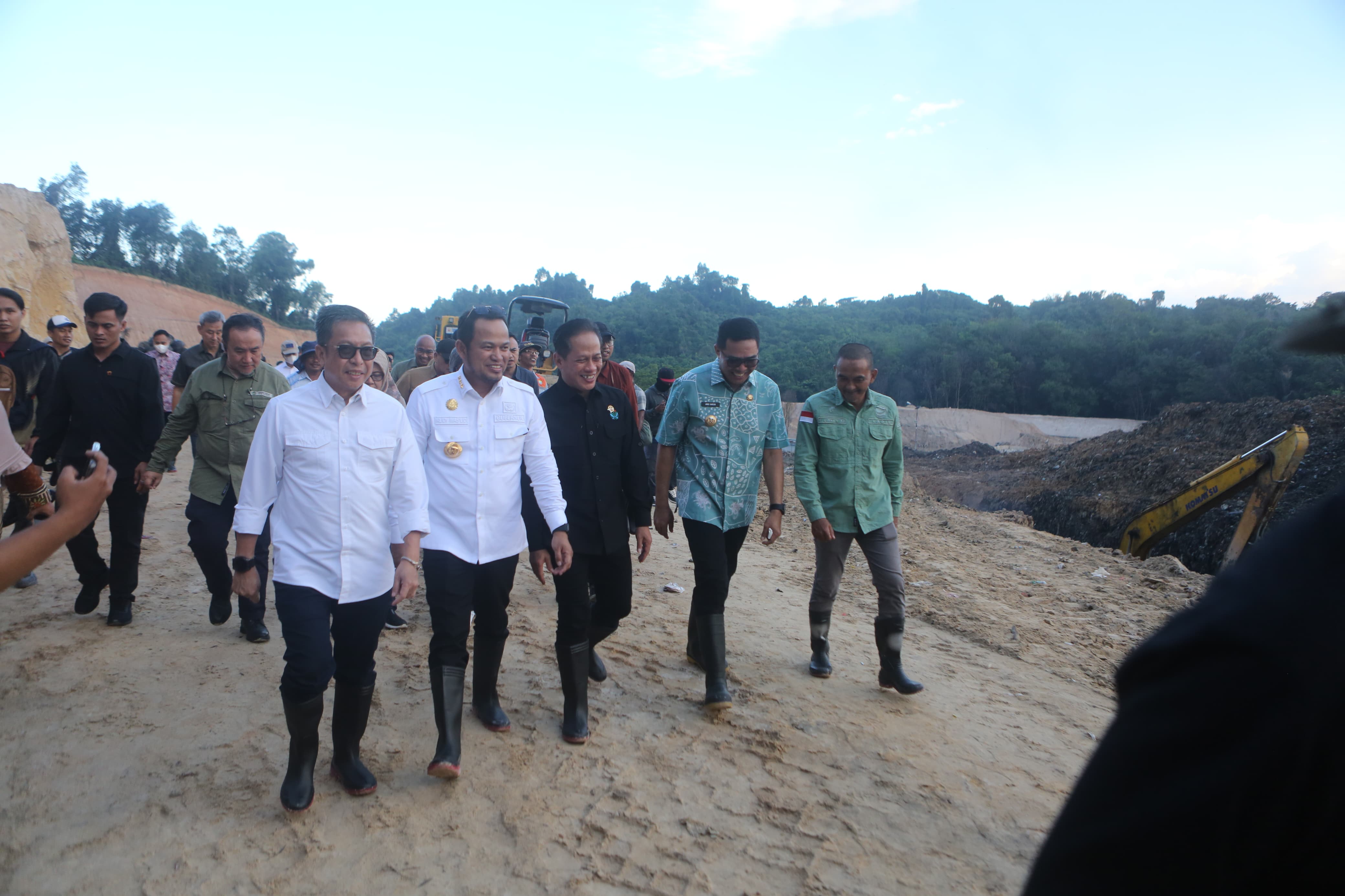 Menteri Lingkungan Hidup, Hanif Faisol Nurofiq, saat kunjungan kerja ke TPA Sambutan, Samarinda, Kamis (3/7). (RAMA/KP)