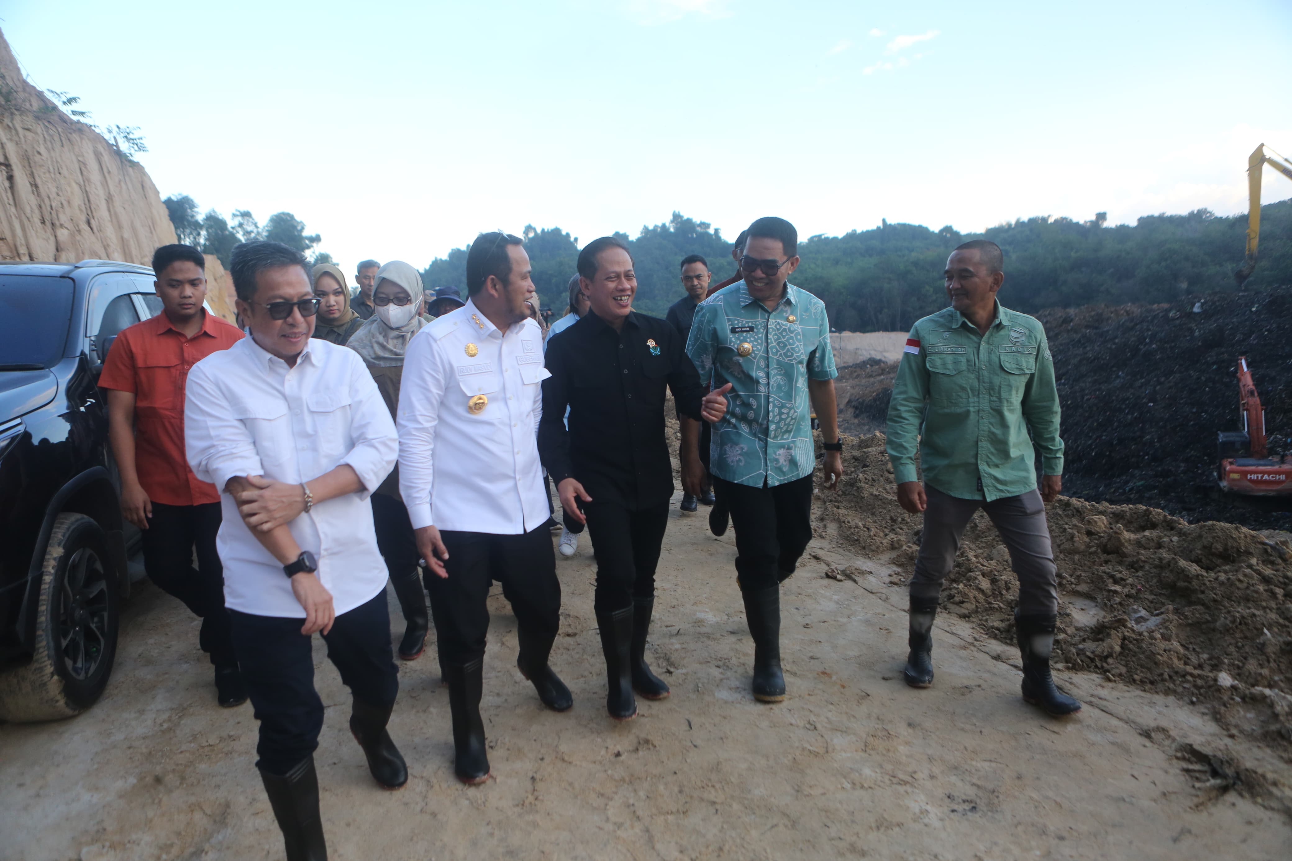 Menteri Lingkungan Hidup, Hanif Faisol Nurofiq (baju hitam), saat kunjungan kerja ke TPA Sambutan, Samarinda, Kamis (3/7). (RAMA/KP)