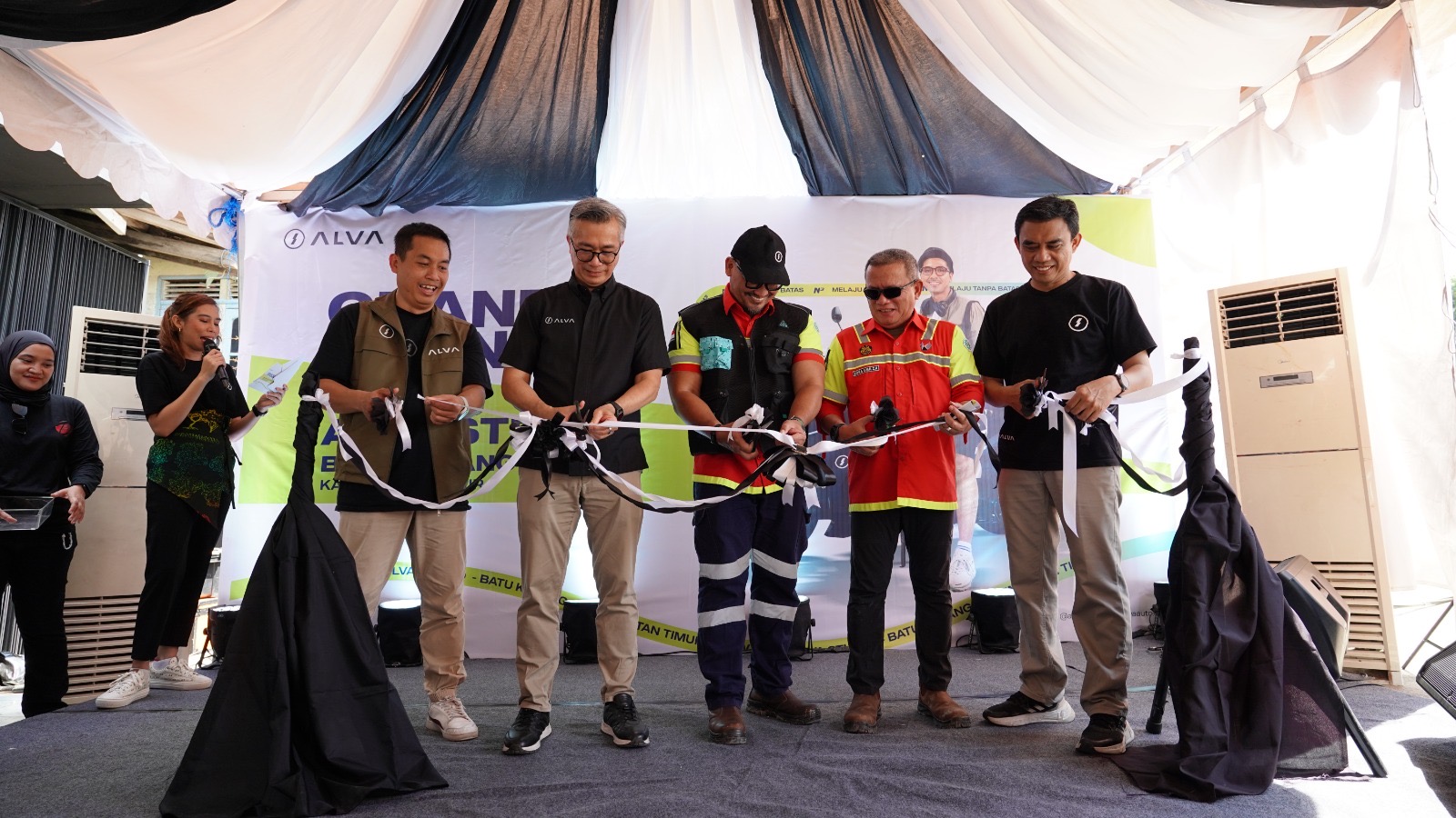 ELEKTRIFIKASI: (Kiri ke Kanan) Muhammad Arya Subrata, Purbaja Pantja, Mohammad Kurnia Ariawan, Edra Emilza, Luqman Farid, saat sesi pemotongan pita untuk Meresmikan ALVA Studio Batu Kajang, Paser.