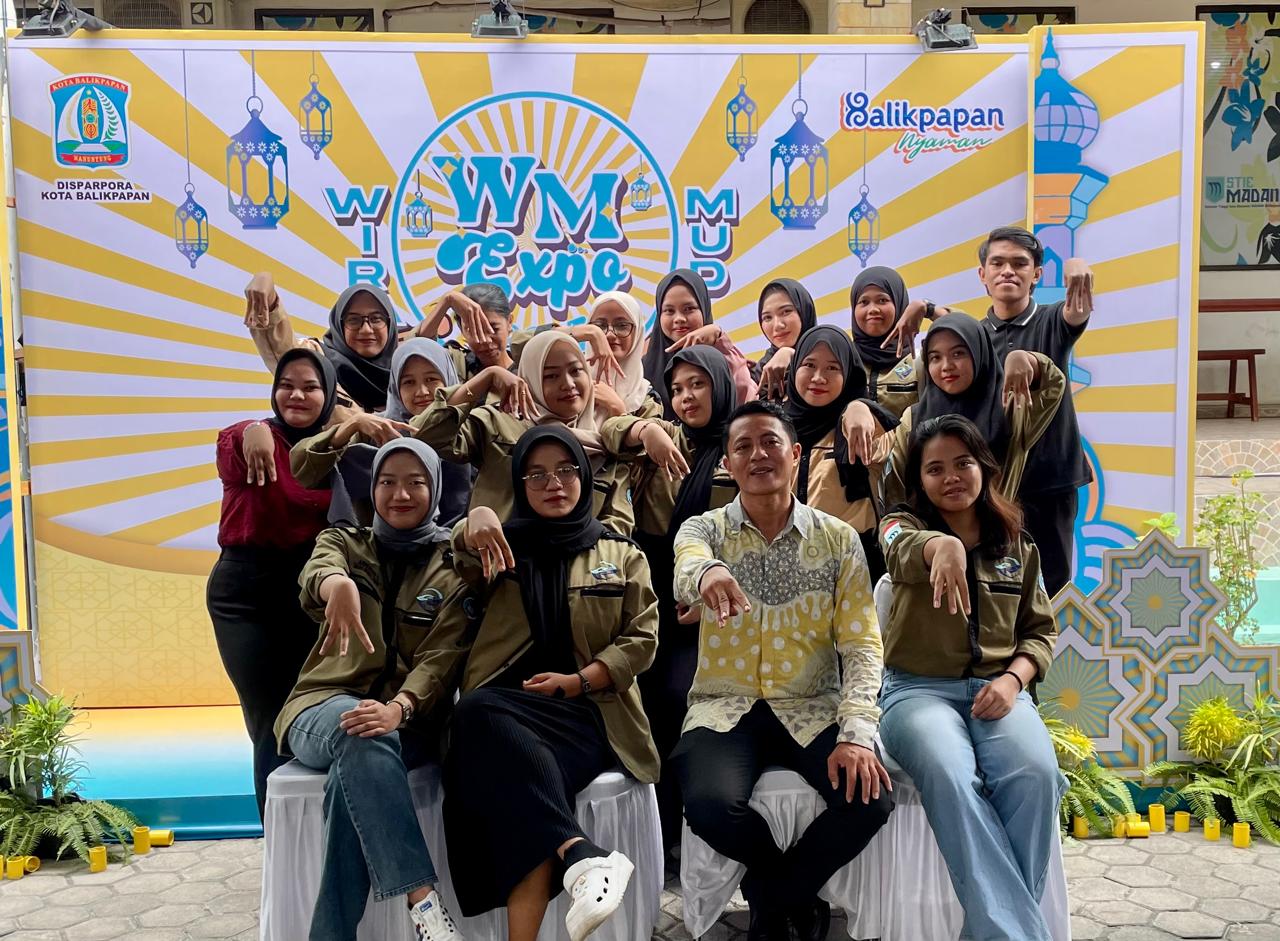 EVENT: Dosen dan mahasiswa STIE Madani Balikpapan dalam kegiatan Wira Muda Expo 2025 beberapa bulan lalu.  &nbsp;