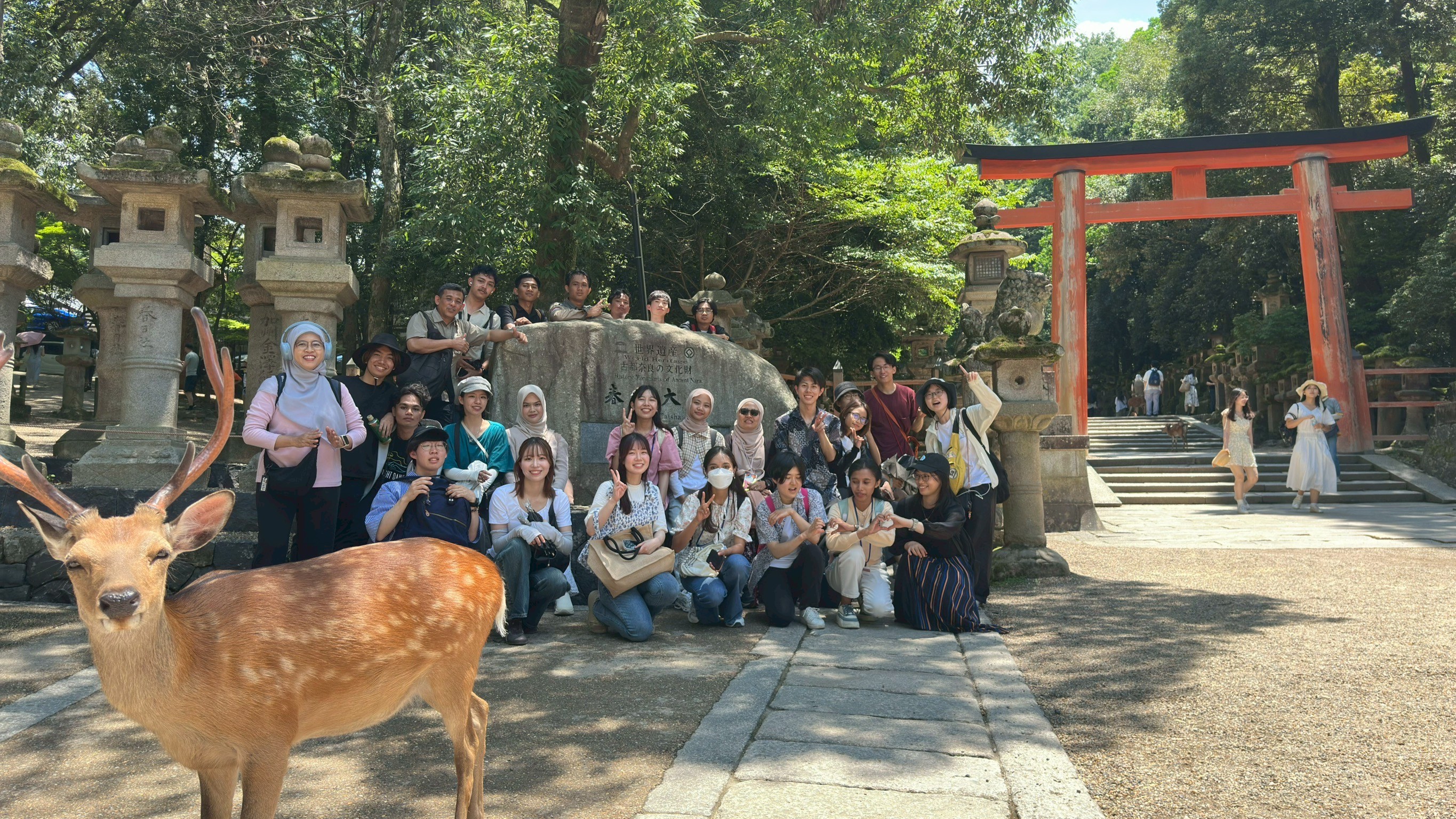 Delegasi mahasiswa Fahutan Unmul mengabadikan momen di Hannyaji Temple dengan atraksi utama rusa yang berkeliaran bebas. (IST)