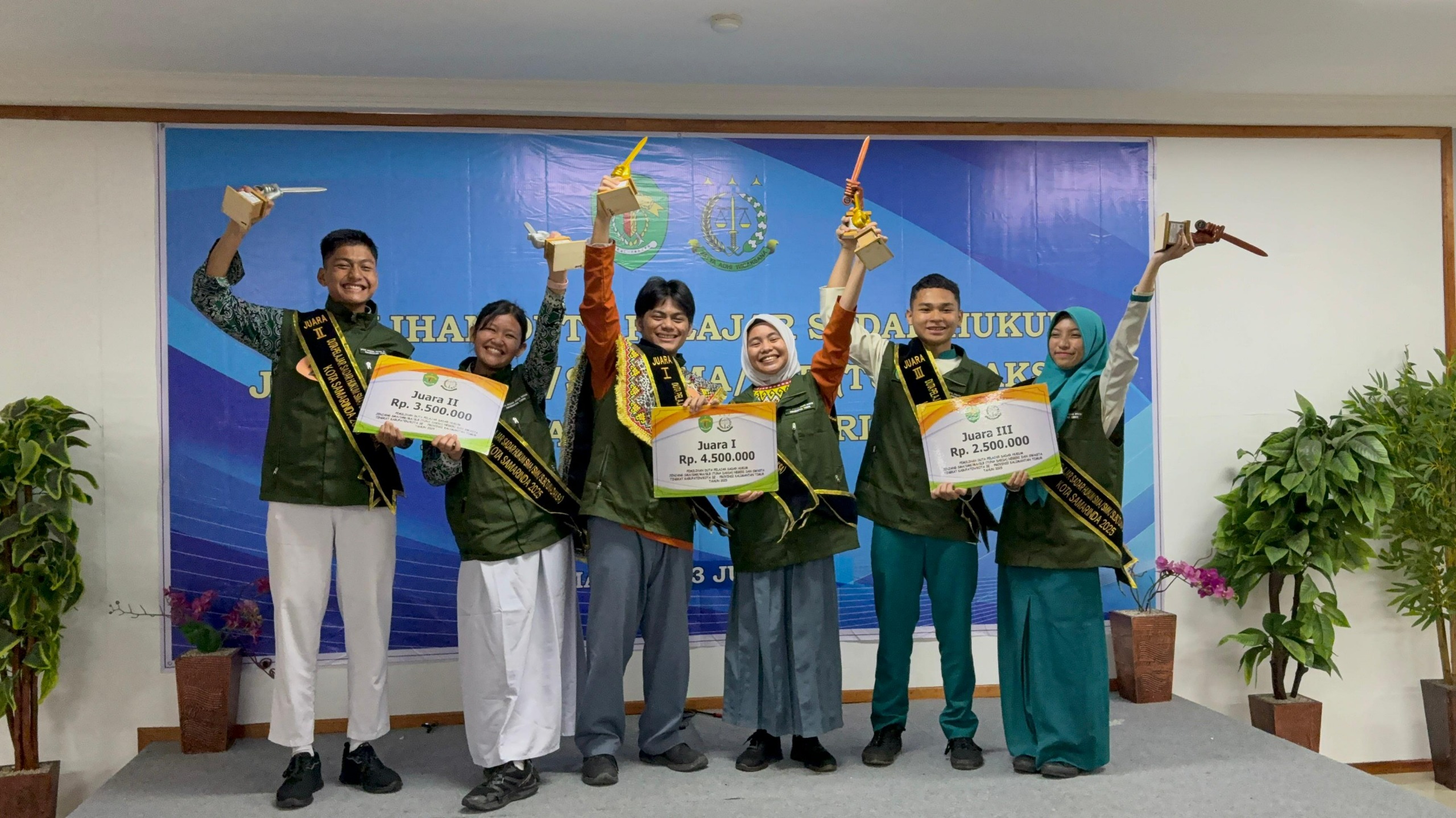 Perwakilan SMK 15 keluar sebagai juara di Duta Pelajar Sadar Hukum Samarinda 2025 yang digelar Kejati Kaltim, Kamis (3/7/2025). (Penkum Kejati Kaltim)