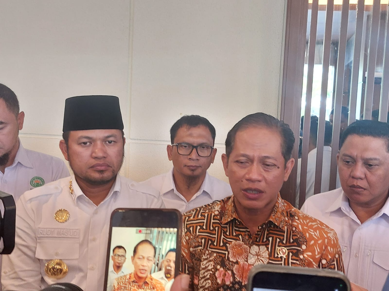 Gubernur Kaltim Rudy Mas&rsquo;ud (kiri) bersama perwakilan GAPKI saat memberikan keterangan pers usai Rakor Pengendalian Karhutla di Balikpapan, Jumat (4/7). (Foto: Dina Angelina)