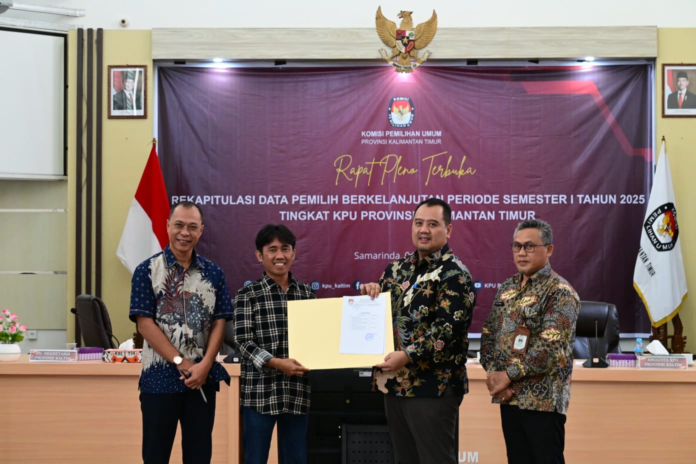 Pleno rekapitulasi pemutakhiran data pemilih berkelanjutan KPU Kaltim, Jumat (4/7/2025). KPU mencatat ada penambahan jumlah pemilih dibanding DPT Pilkada 2024. (Bayu/KP)
