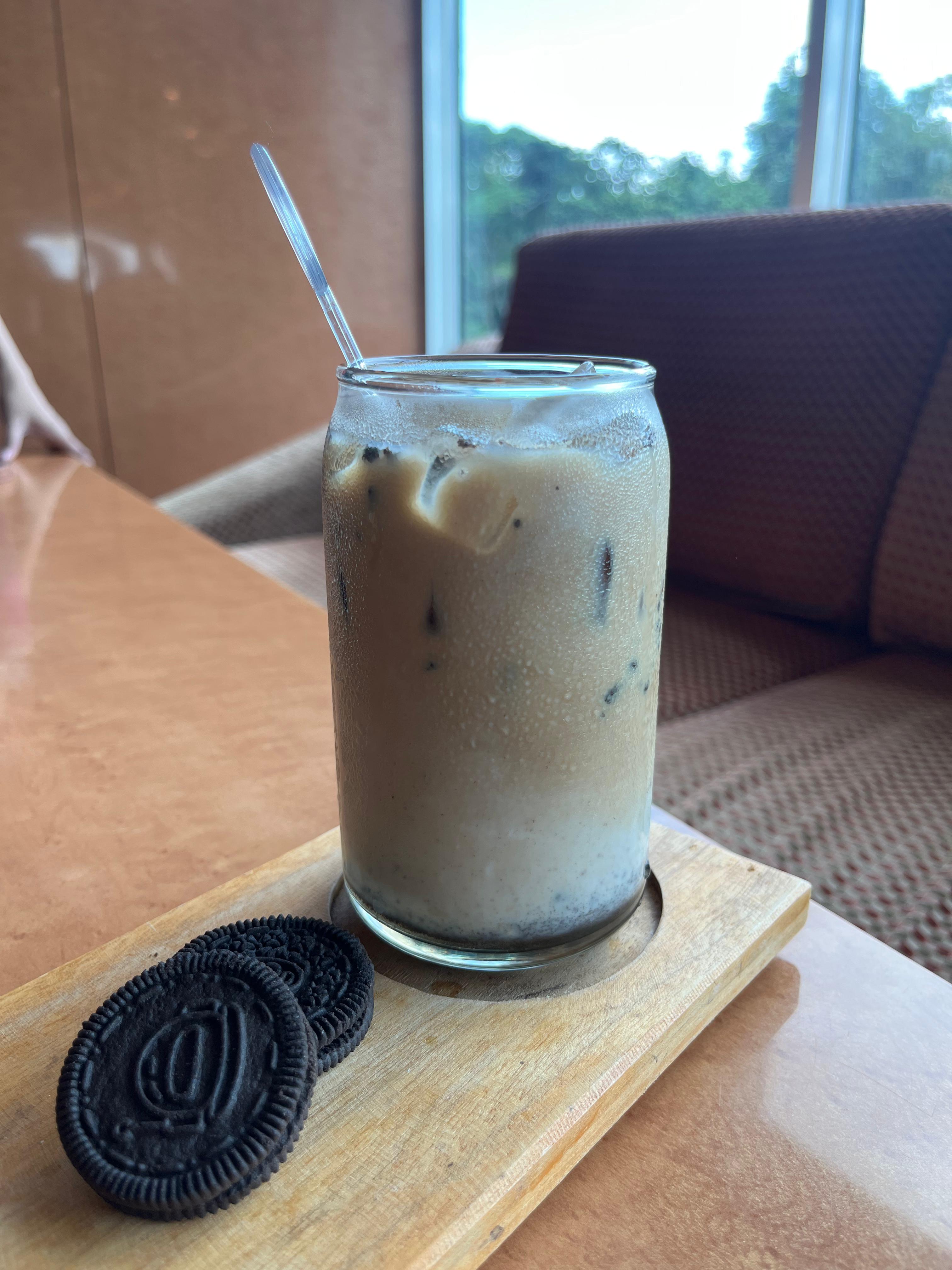 KOPI: Pilihan yang tepat untuk pencinta kopi manis, paduan dari oreo, susu, krimer dan espresso lahirkan oreo creamy latte yang menggoda.