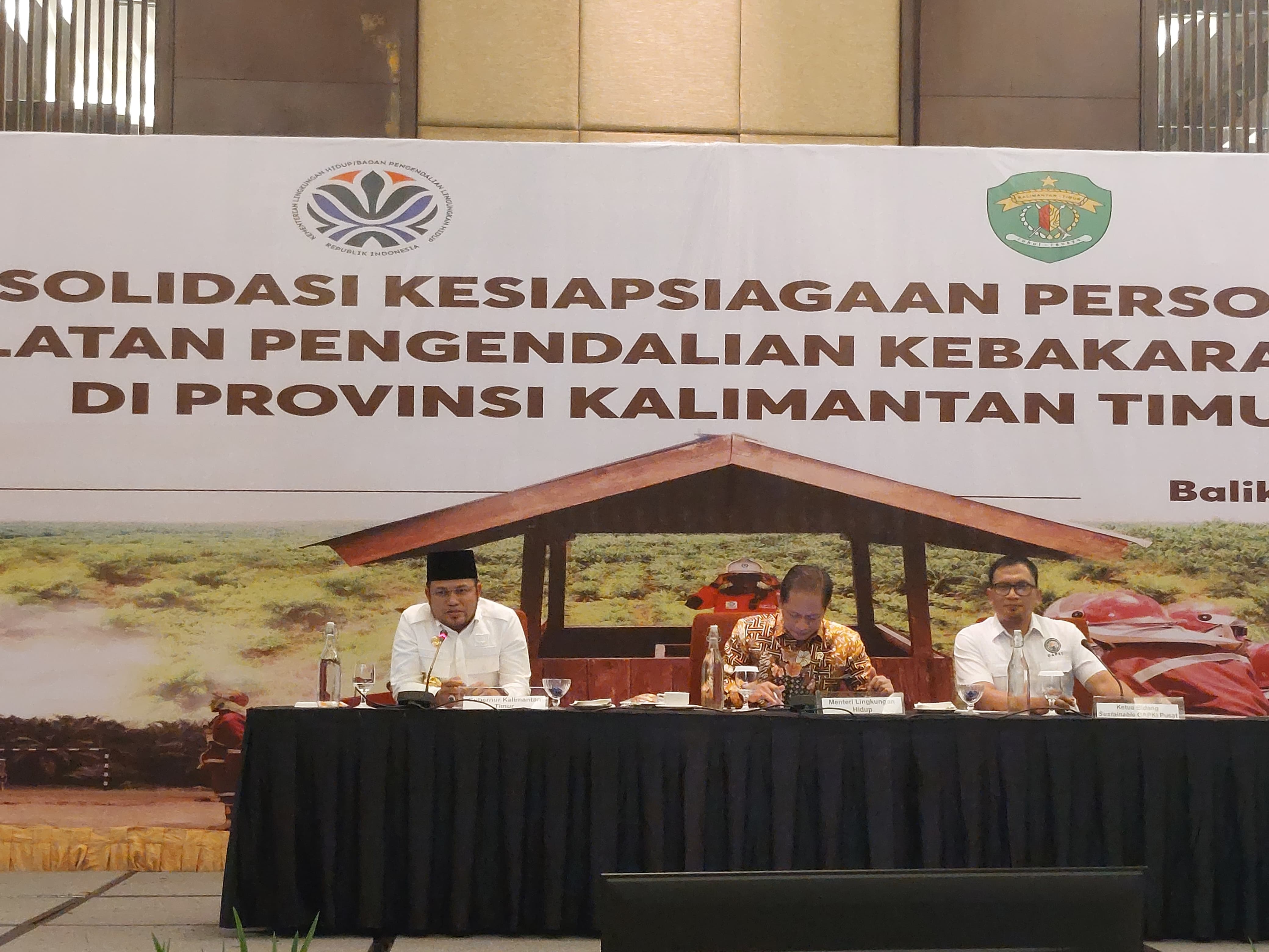 KARHUTLA: Gubernur Kaltim Rudy Mas&rsquo;ud menghadiri konsolidasi kesiapsiagaan pengendalian kebakaran lahan bersama Menteri Lingkungan Hidup Hanif Faisol Nurofiq (tengah).