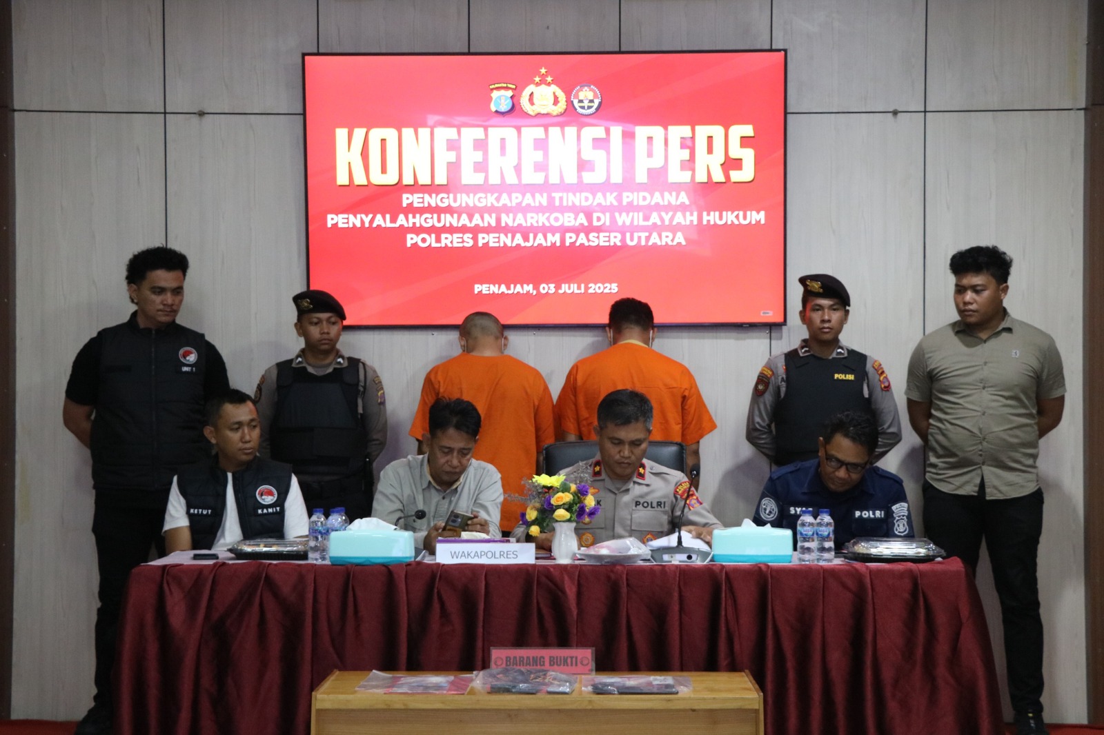 KASUS NARKOBA: Dua tersangka kasus narkoba dihadirkan oleh Polres PPU di depan para wartawan.