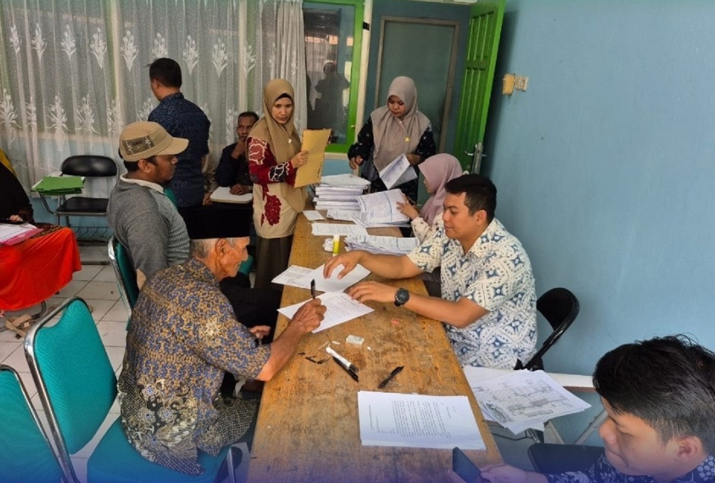 VERIFIKASI: Seksi Bimas Islam, Kemenag Paser, melakukan verifikasi data peserta Program Gratis Pol untuk wilayah Kabupaten Paser.(kemenag paser/kp)