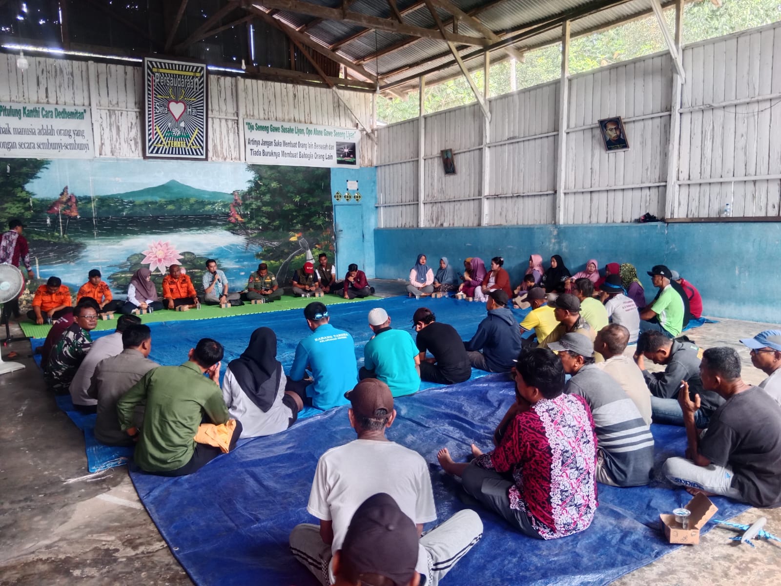 RAPAT BAHAS BUAYA: Warga Kelurahan Gersik, Kecamatan Penajam, PPU saat rapat membahas ancaman buaya di kolam air yang sehari-hari dikonsumsi warga di kelurahan itu.