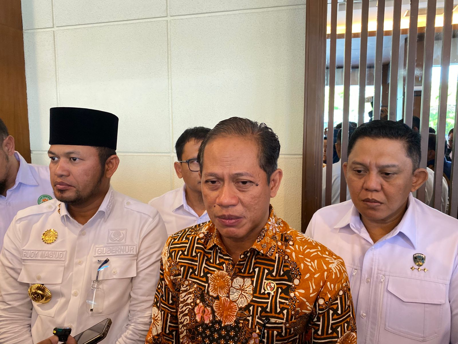 Menteri Lingkungan Hidup Hanif (tengah) saat menjawab pertanyaan dari awak media di Hotel Novotel, Jumat (4/7). (DINA ANGGELINA/KP)