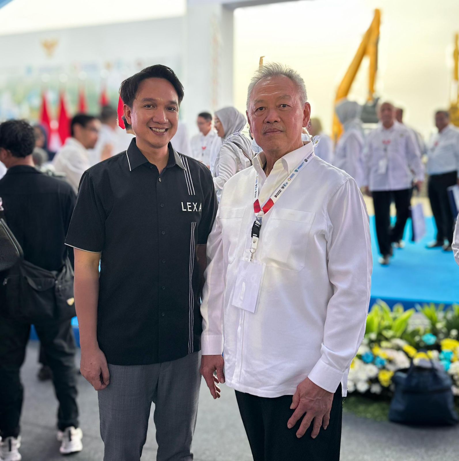 Adam Dustin Bhakti, CEO Lexa Event, bersama pengusaha Tomy Winata di peresmian proyek baterai listrik terbesar se-Asia.