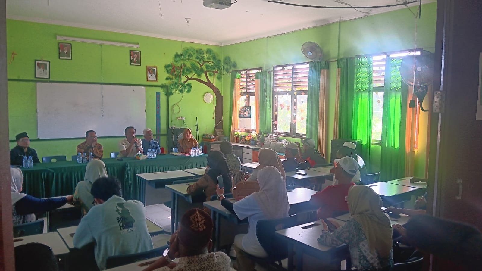 BERTEMU: Disdikpora PPU bersama pihak SDN 14 bertemu warga Nipah-Nipah yang anaknya tidak dapat diakomodir oleh pihak sekolah.