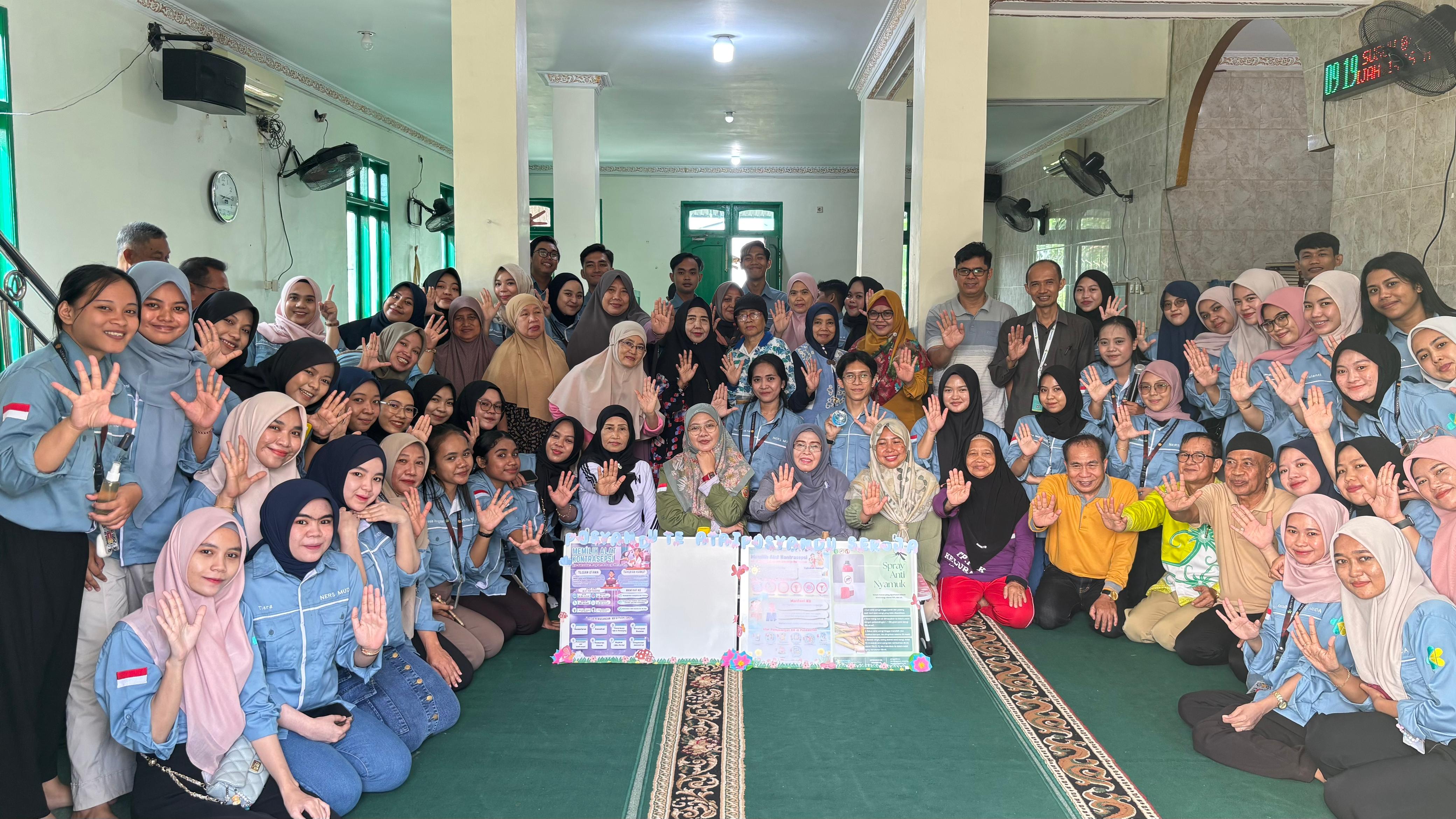 PENGABDIAN: Dosen dan mahasiswa jurusan keperawatan usai melaksanakan pengabdian masyarakat di Kelurahan Lok Bahu beberapa waktu lalu.  &nbsp;
