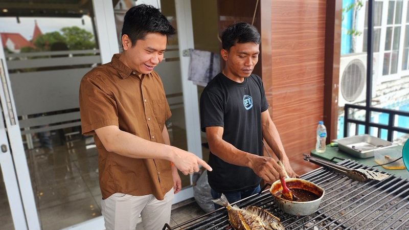 INOVASI: Bagi Andri, dapur adalah ruang eksperimen. Ia terus melakukan pengembangan menu, memadukan bahan lokal dengan teknik masak yang lebih modern.