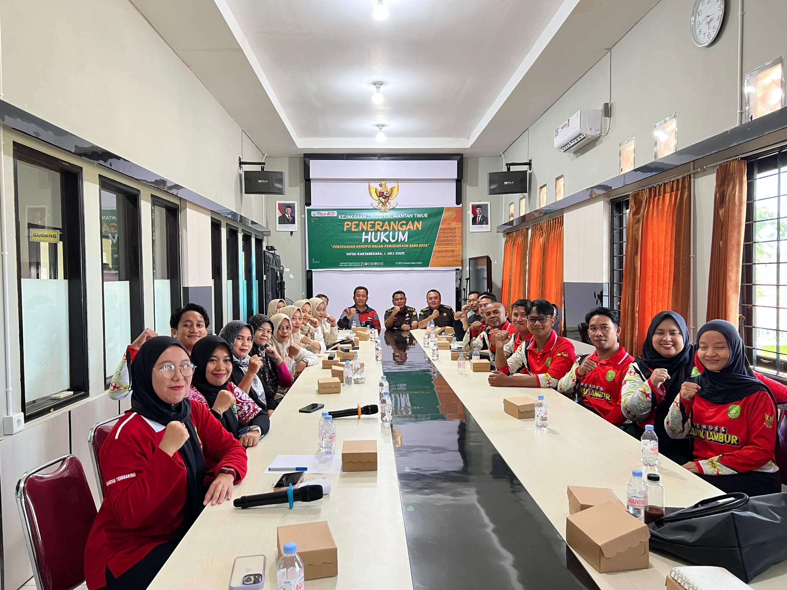 Kejati Kaltim berikan penyuluhan hukum dalam pengelolaan dana desa ke perangkat desa di Kecamatan Tenggarong, Kukar, Jumat (4/7/2025).
