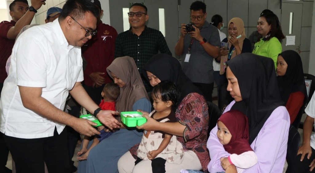 PROGRAM MBG: Bupati Kukar Aulia Rahman Basri memberikan makanan tambahan bergizi kepada balita dan ibu hamil sebagai bagian dari program Kukar Idaman Terbaik di Puskesmas Kembang Janggut, Jumat (4/7).
