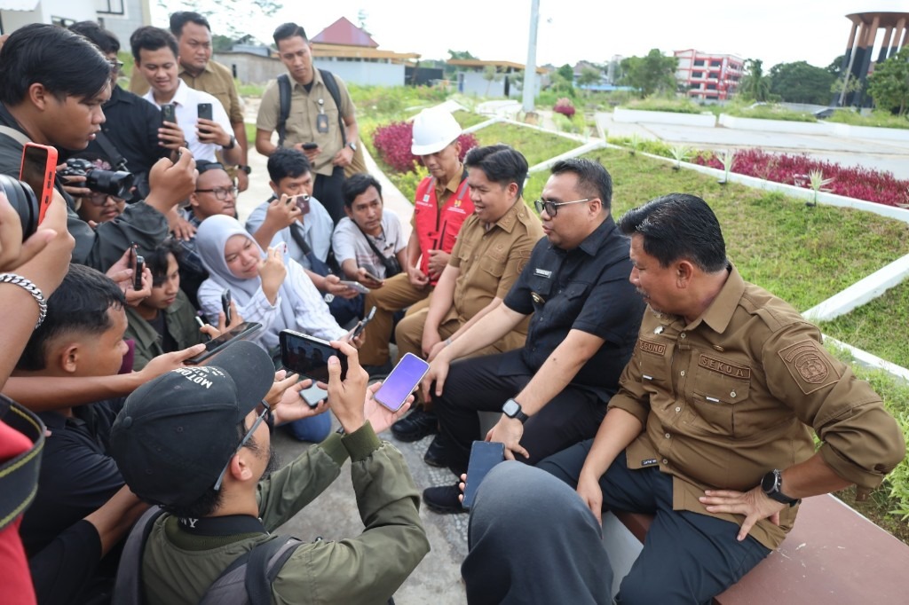 DUDUK BERSAMA: Usai meninjau kawasan ekonomi kreatif dan rencana pembangunan bioskop di Tenggarong, Bupati Kukar Aulia duduk bersama awak media untuk berdiskusi santai soal arah kebijakan Kukar.