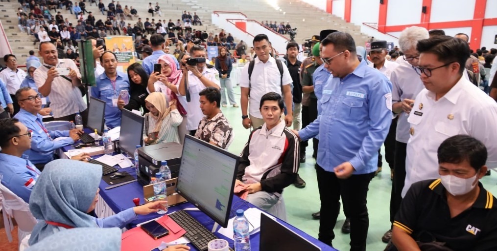 JOB FAIR: Suasana Job Fair Kukar 2025 saat Bupati Kukar Aulia menyapa peserta dan mengecek langsung layanan yang diberikan perusahaan kepada pencari kerja di Gedung Bela Diri Stadion Aji Imbut.