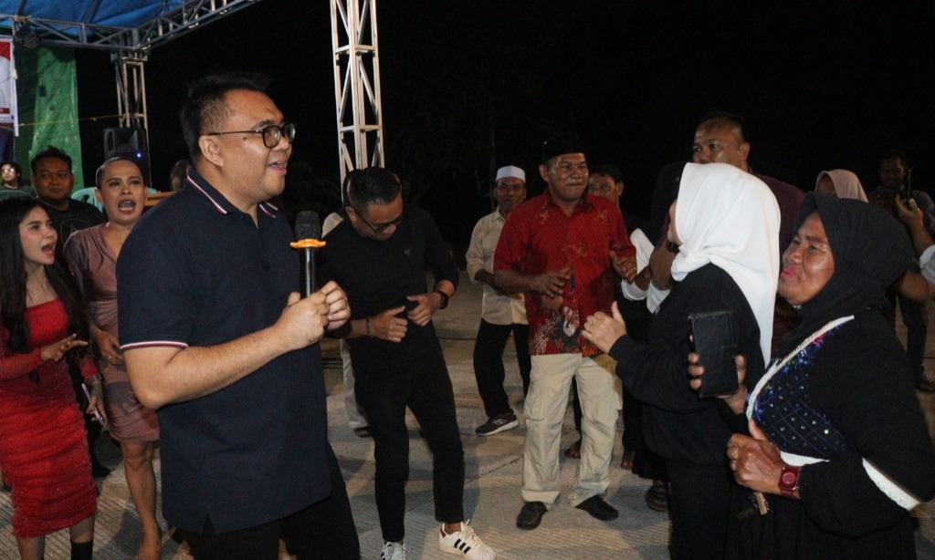 HANGAT: Kehangatan terlihat dalam malam silaturahmi warga Kembang Janggut di mana Bupati Kukar Aulia turut larut dalam suasana penuh canda dan musik bersama masyarakat, Kamis (3/7).