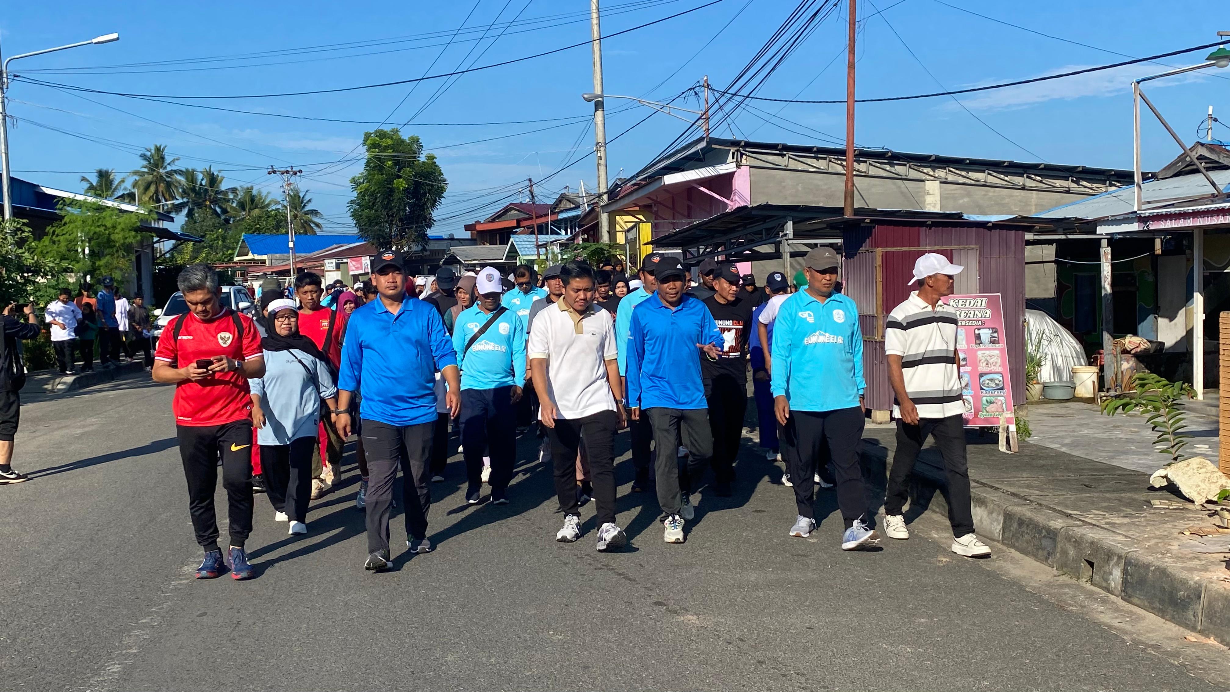 PANTAU: Warga Gunung Elai dan Ketua DPRD Bontang Andi Faizal Sofyan Hasdam mengikuti kegiatan jalan sehat sembari menampung aspirasi masyarakat.