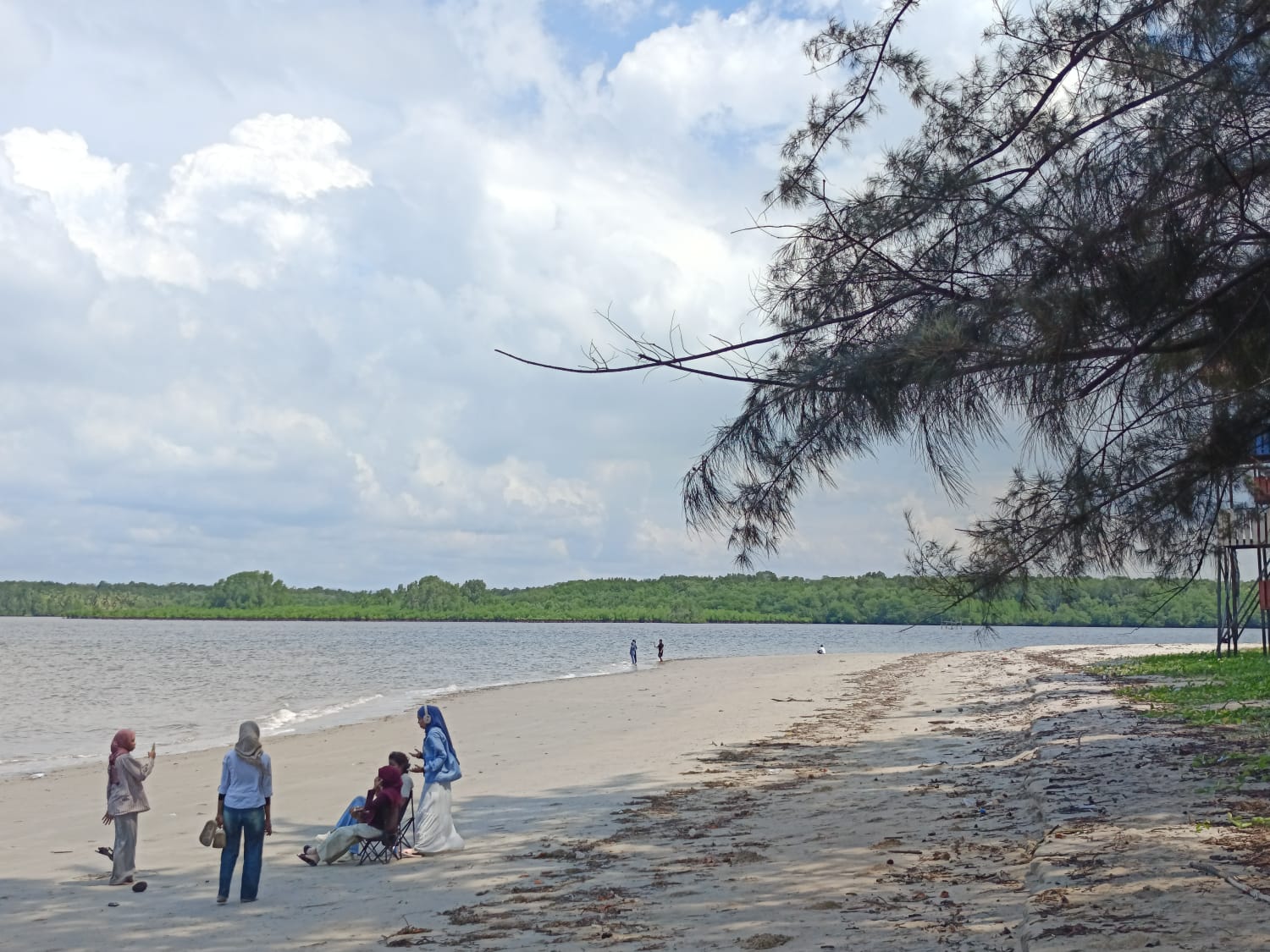 DAYA TARIK: PesonaTanjung Perancis, pantai berpasir putih dan laut jernih jadi daya tarik utama.