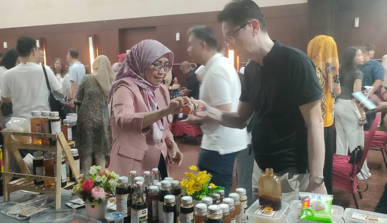POTENSI: Ines mengikuti Business Matching dengan pasar Malaysia. Ke depan, dia berharap usahanya bisa merambah pasar luar negeri.