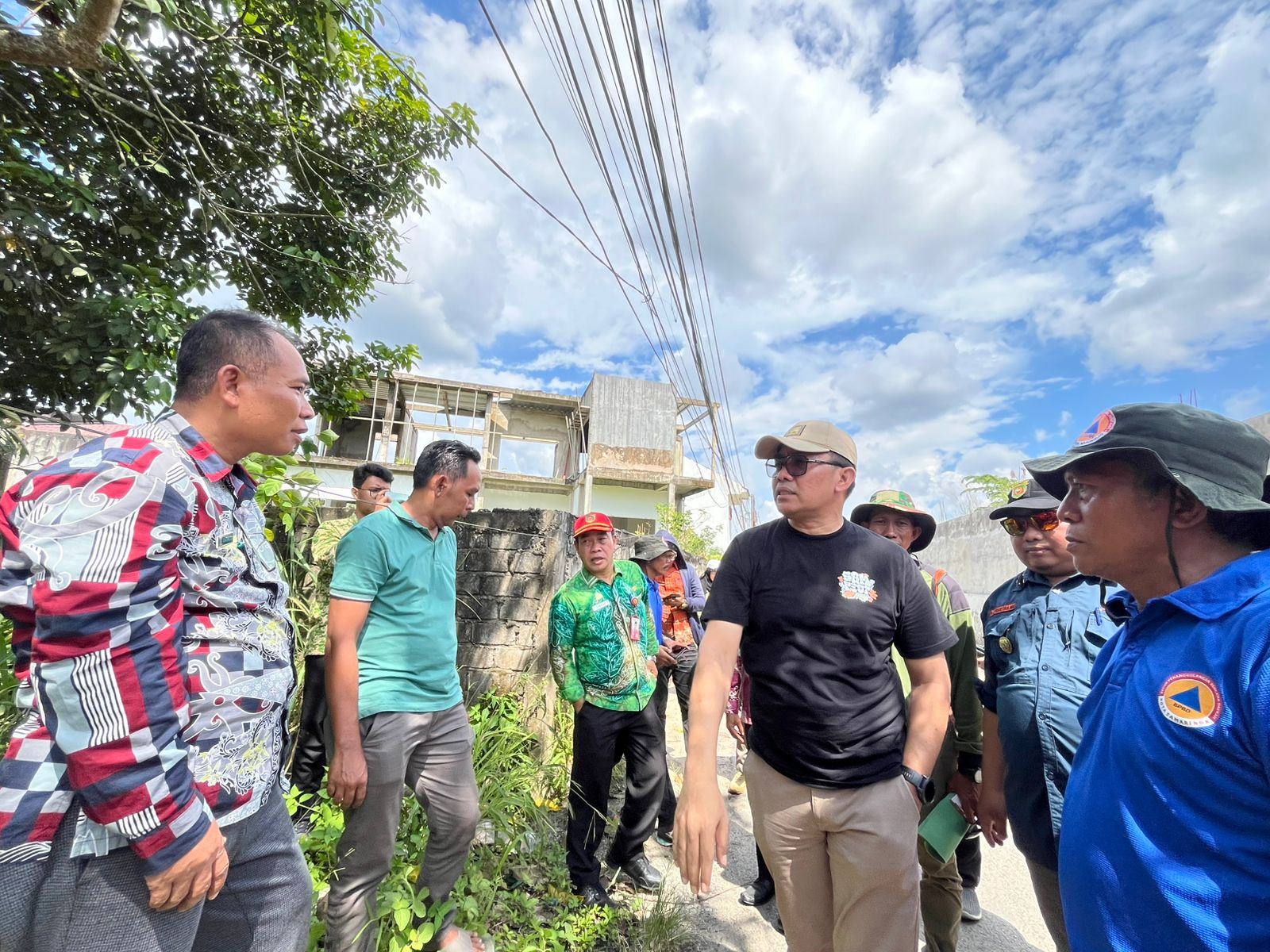 CEK LOKASI: Andi Harun (tengah) ketika meninjau saluran drainase di Gang Bugis Kelurahan Mugirejo, beberapa waktu lalu. (DENNY SAPUTRA/KP)