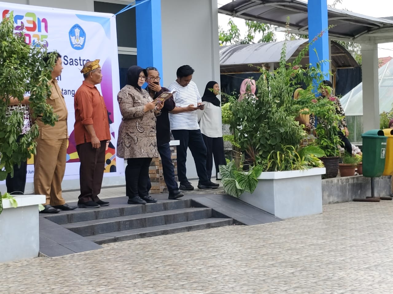 NILAI: Dewan juri melakukan tugasnya untuk memberikan penilaian terkait penampilan dari siswa yang mengikuti ajang FLS3N SMA-SMK tingkat Bontang.
