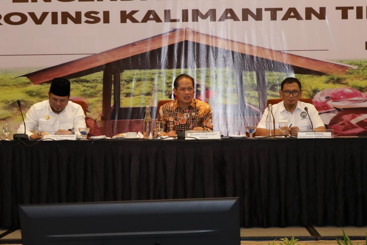 KONSOLIDASI: Dari kanan, Ketua Bidang Sustainability GAPKI, Bambang Dwi Laksono, Menteri LH Hanif Faisol Nurofiq dan Gubernur Kaltim Rudy Mas&rsquo;ud.