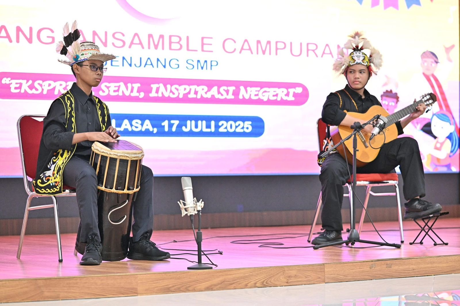 Pemenang dari nomor lomba ansambel campuran tiga alat musik menampilkan alunan yang merdu.