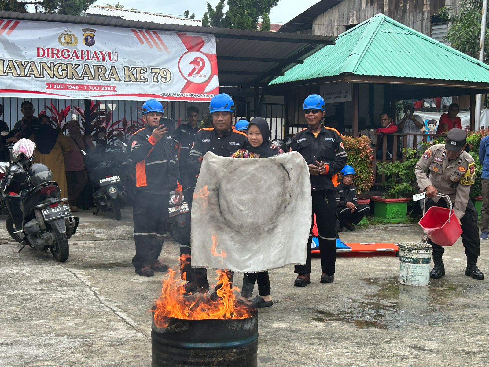 SIMULASI: Praktek pertolongan pertama pada korban bencana atau bantuan hidup dasar, serta simulasi penanganan kebakaran skala rumah tangga.