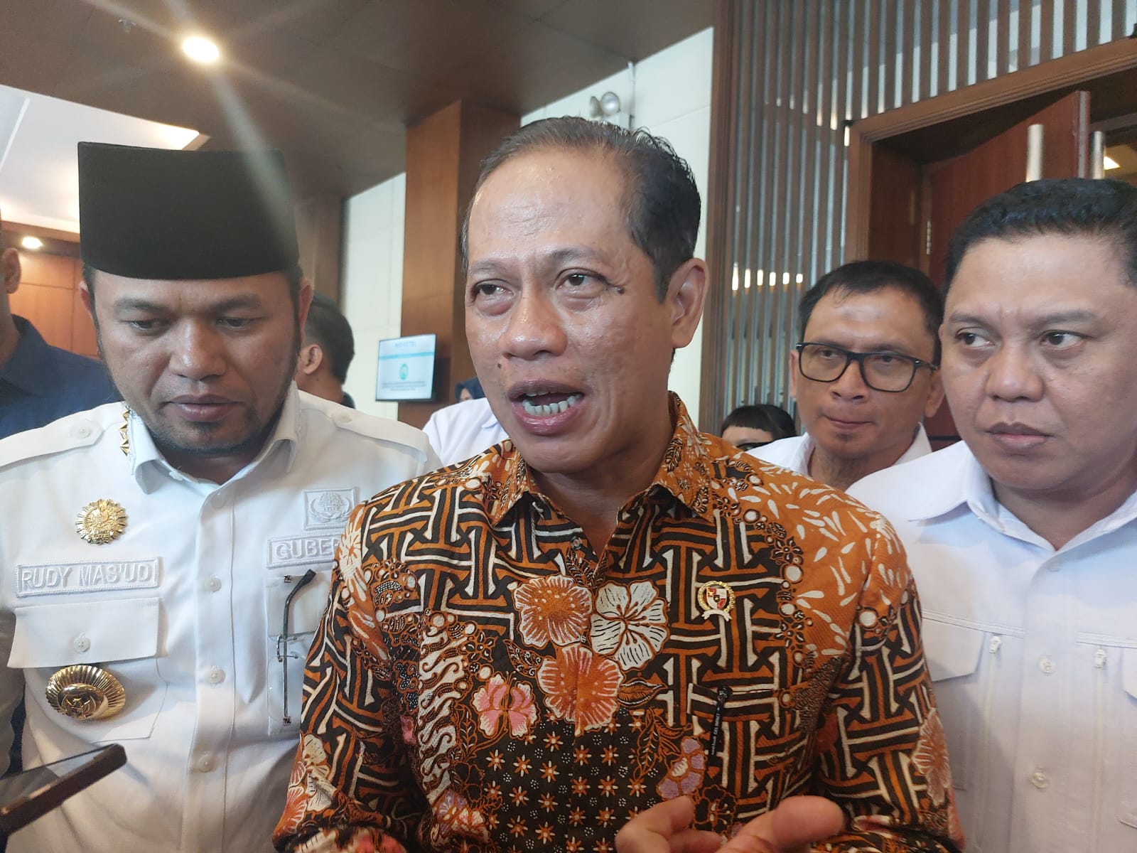 Menteri Lingkungan Hidup Hanif Faisol Nurofiq (tengah) diwawancarai Kaltim Post di Hotel Novotel Balikpapan. (DINA ANGELINA/KP)