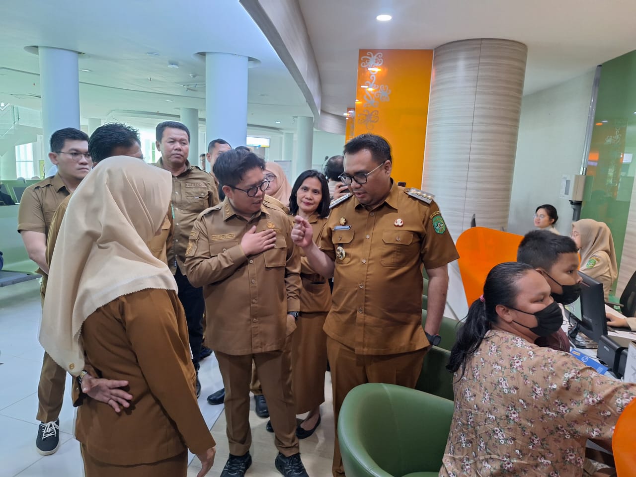 Bupati Kukar Aulia Rahman Basri berdiskusi dengan Direktur RSUD AM Parikesit dr Martina Yulianti saat meninjau pelayanan rumah sakit di Tenggarong Seberang, Senin, 7 Juli 2025. (RIFQI/KALTIM POST)