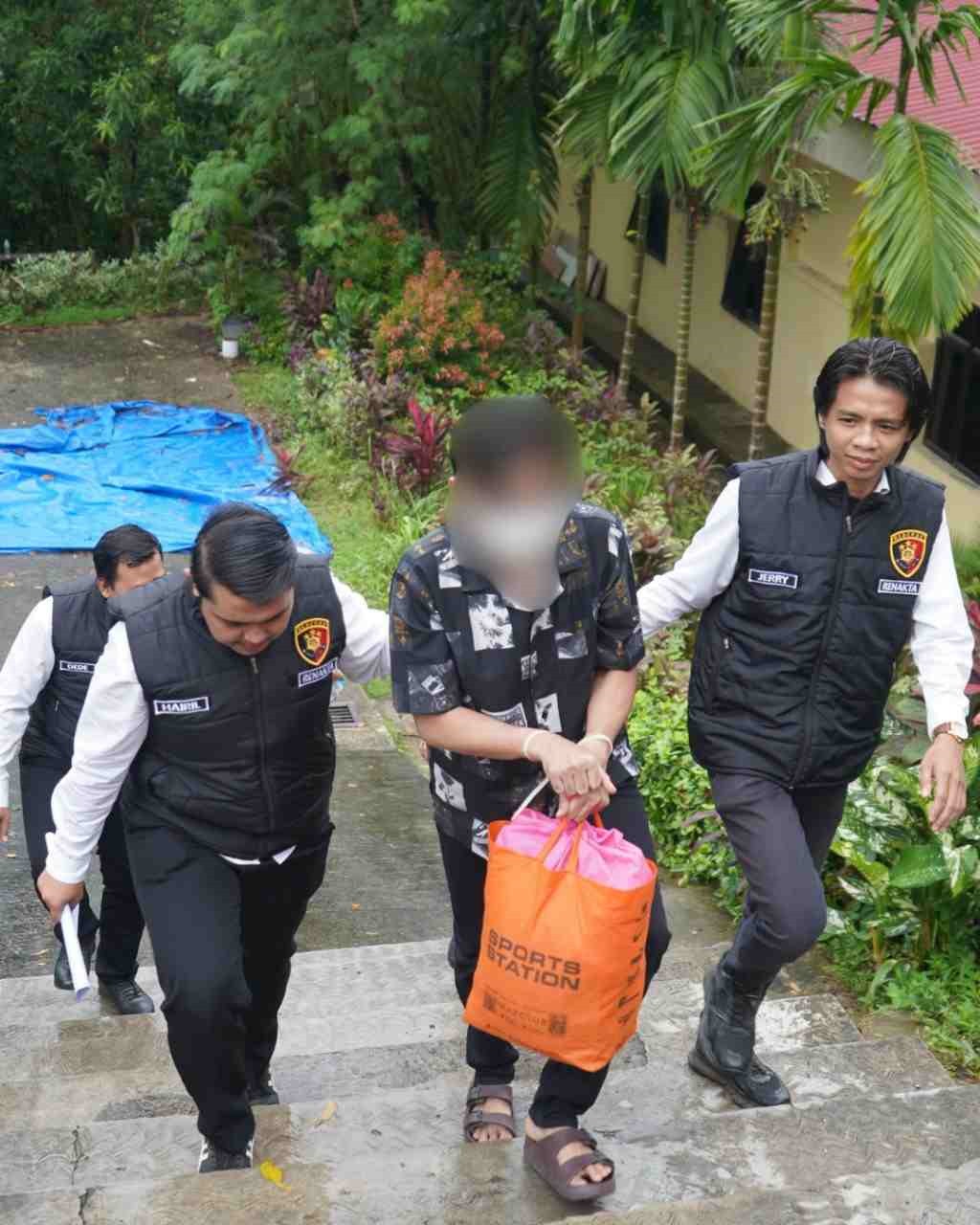 PELIMPAHAN. Berkas perkara telah selesai, penyidik Polda Kaltim melimpahkan tersangka ke kejaksaan.