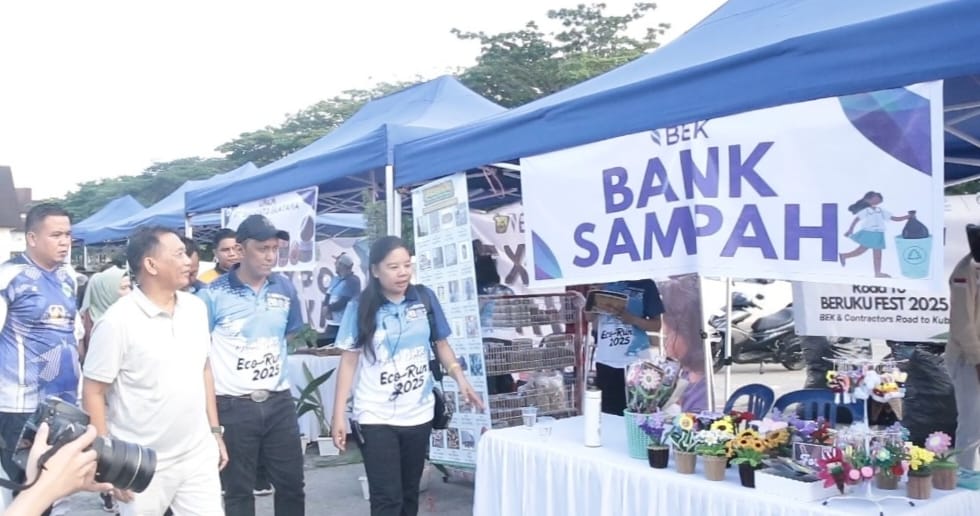 TINJAU: Wakil Bupati, Nanang Adriani (dua kiri) didampingi managemen PT BEK saat tinjau stand UMKM pada BERUKU FEST.