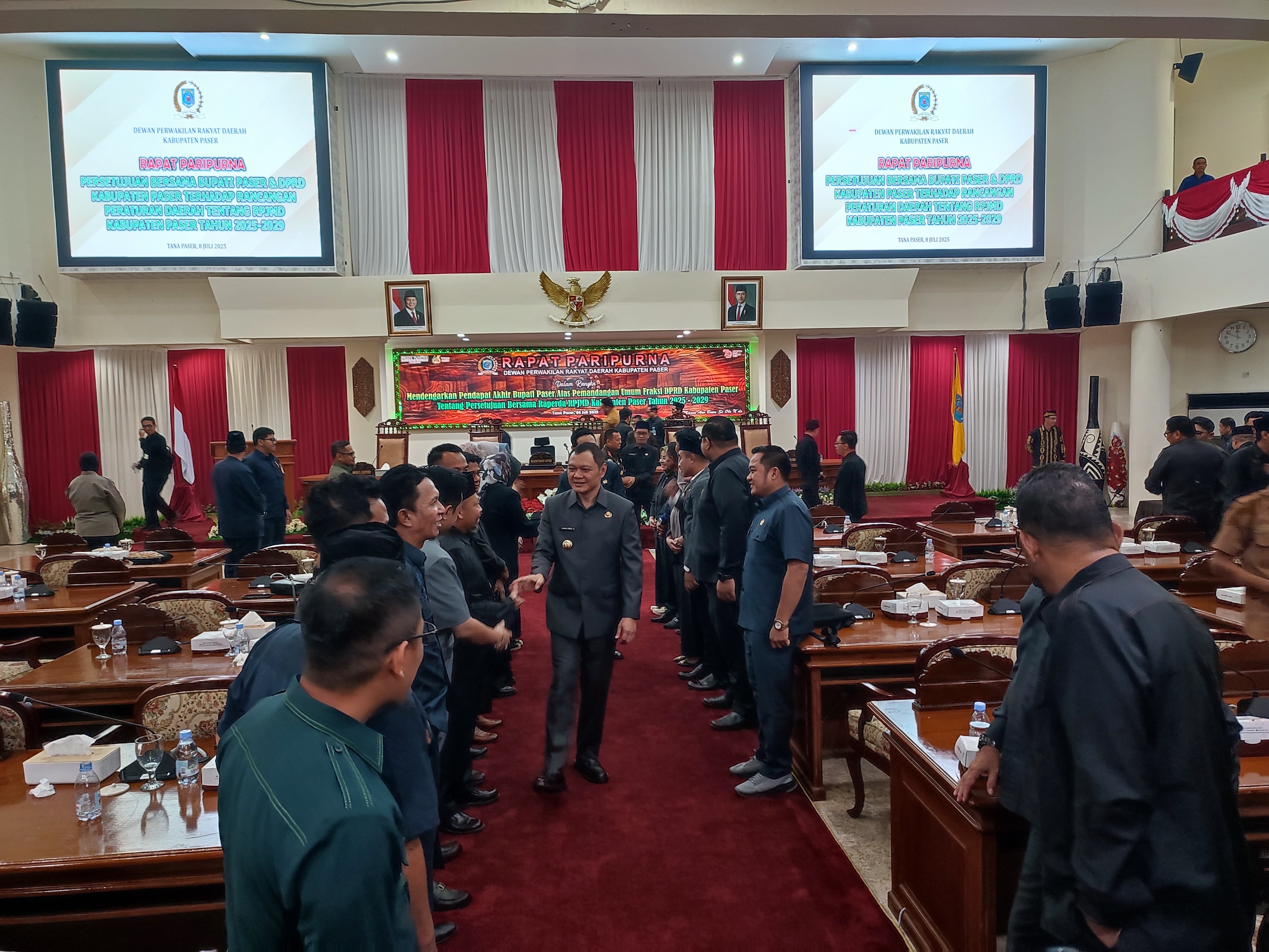 RAPAT: Bupati Paser menghadiri rapat paripurna persetujuan Raperda RPJMD 2025-2029 oleh DPRD Paser, Selasa (8/7/2025).