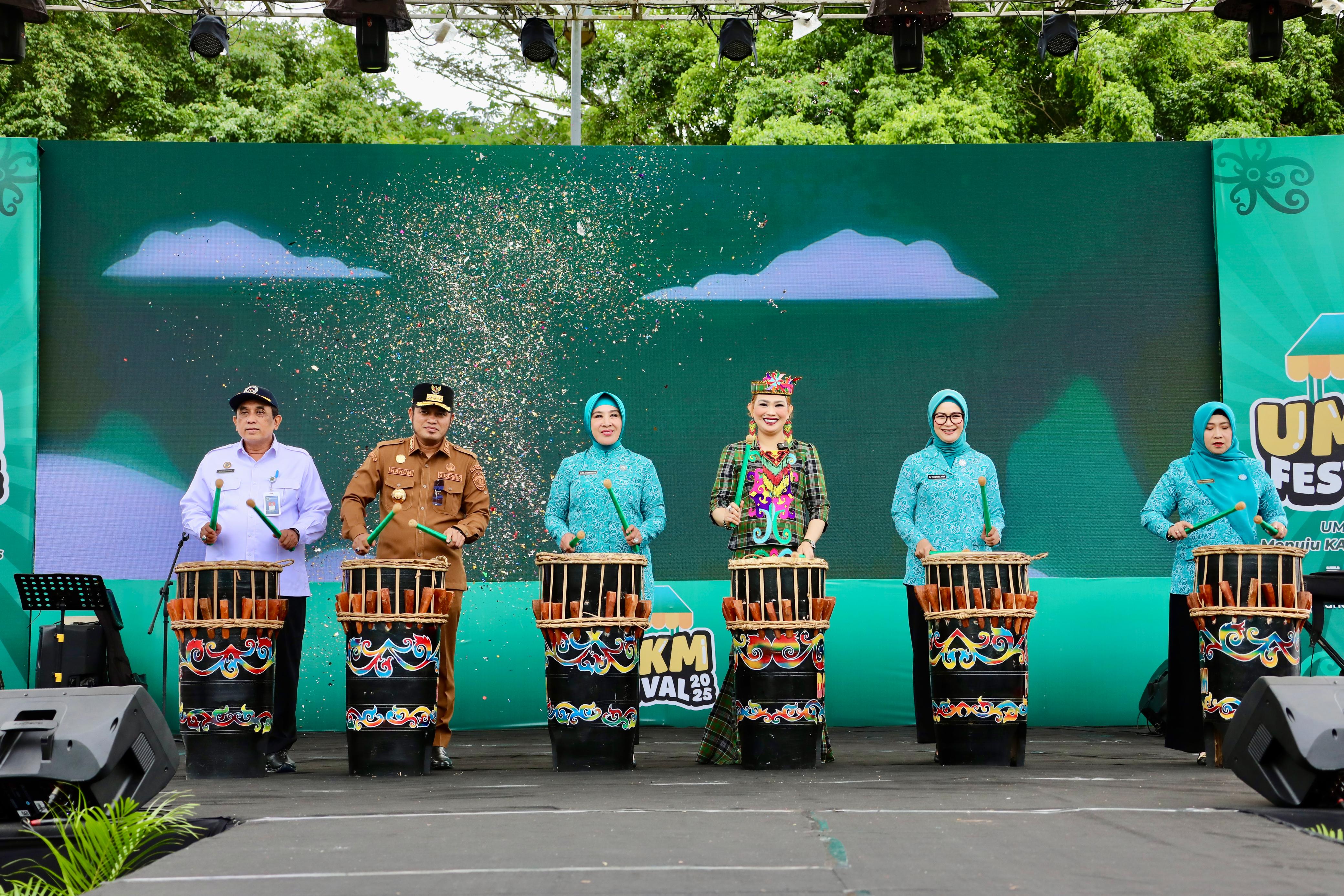 RESMIKAN: Ketua TP PKK Tri Tito Karnavian (ketiga kiri) secara resmi membuka acara Festival UMKM 2025.