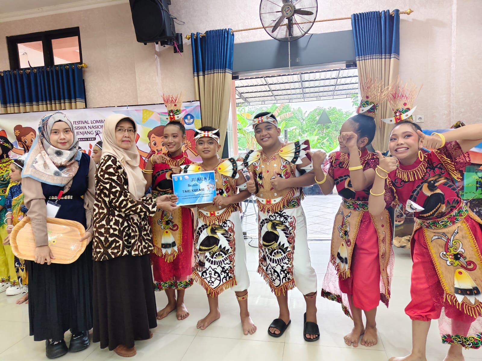 Peserta festival lomba seni dan sastra siswa nasional (FLS3N) tingkat kota Bontang memperlihatkan tampilan kepada para dewan juri. (ADIEL KUNDHARA/KP)