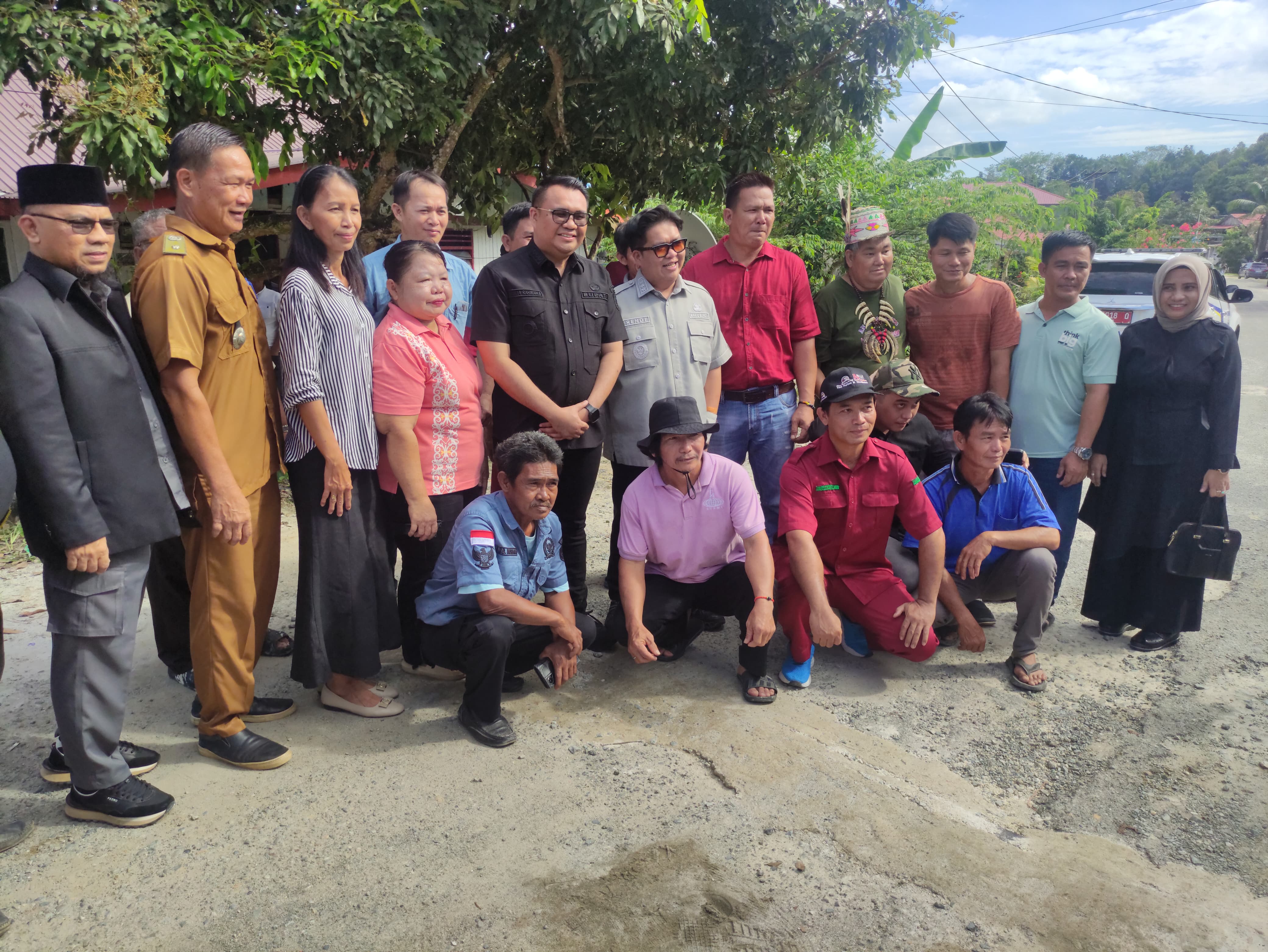 Bupati Kukar Aulia Rahman Basri dan Wakil Bupati Rendi Solihin meninjau titik layanan Wi-Fi gratis di Desa Sungai Bawang, Kecamatan Muara Badak, Senin, 8 Juli 2025.