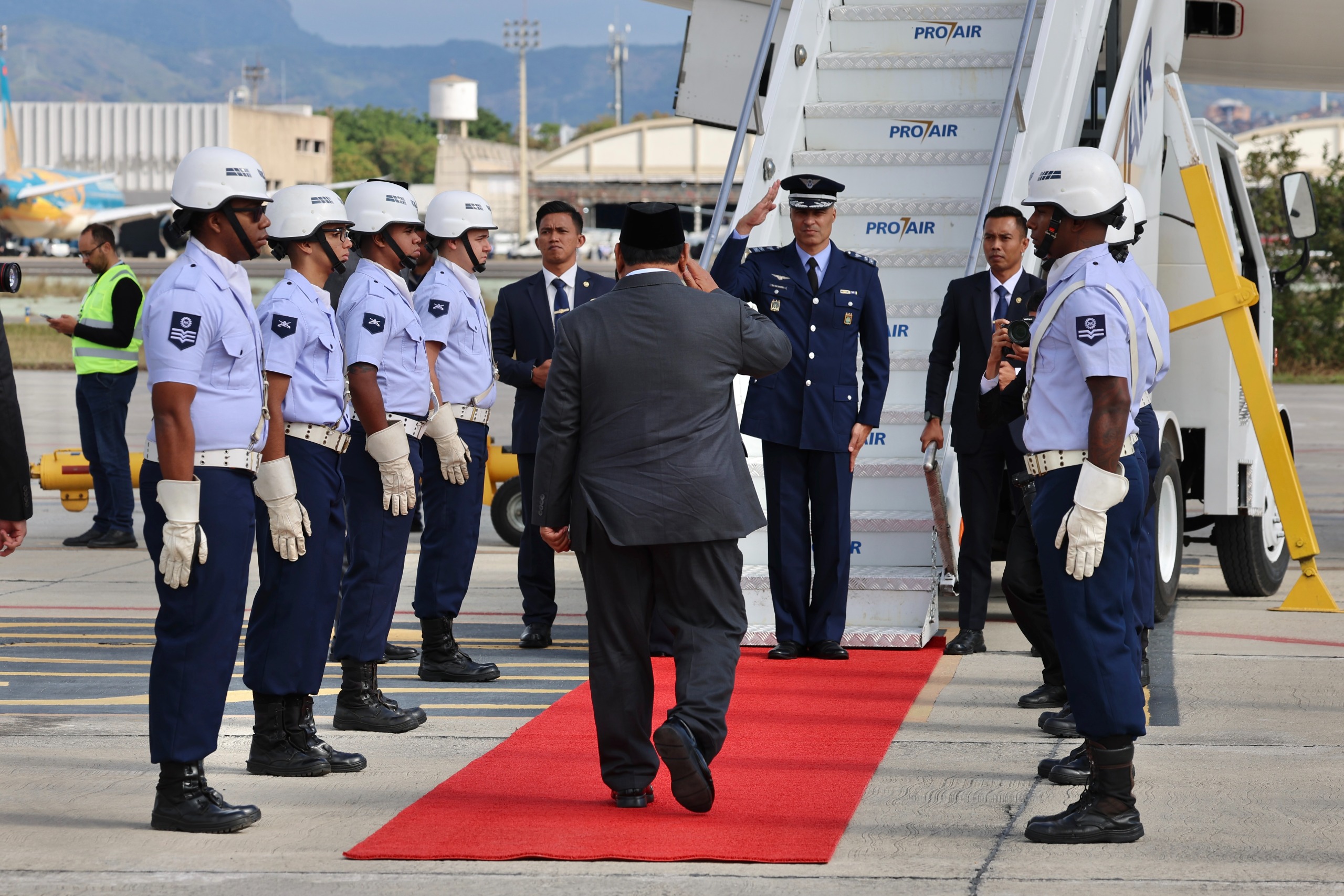 Presiden Prabowo Subianto saat akan bertolak ke Brasilia.