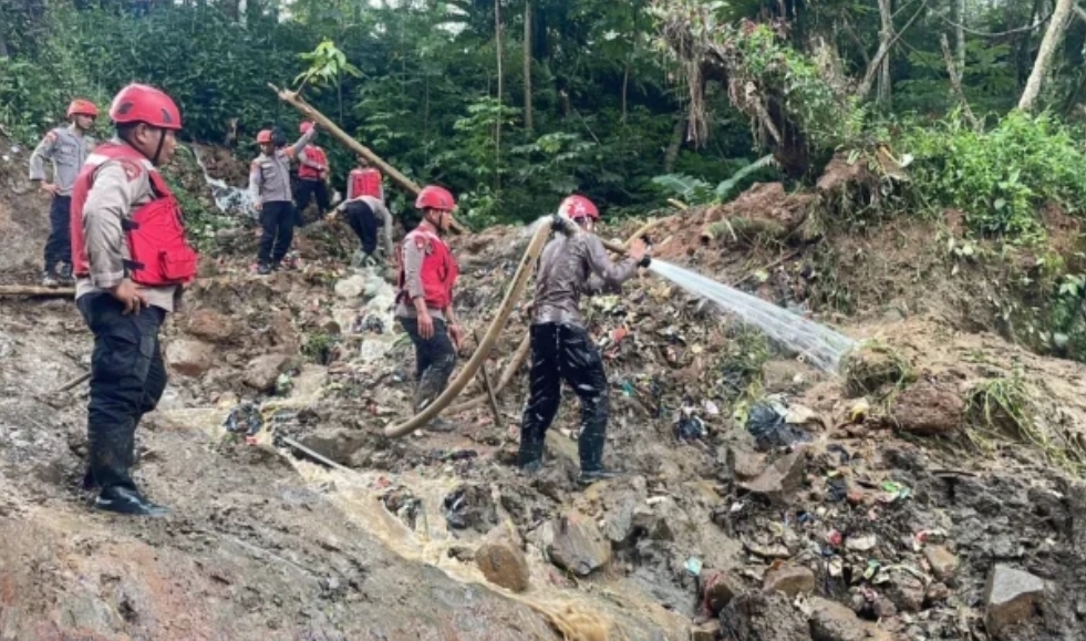 Tim SAR melakukan upaya pencarian terhadap seorang warga yang terdampak banjir bandang di Bogor. (FOTO: IST)
