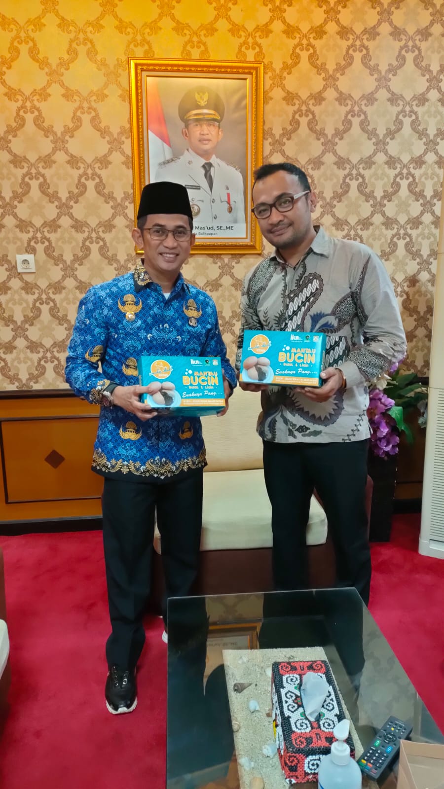 NAMA UNIK: Hezkia Panggau menunjukkan Mantau Bucin ke Wali Kota Balikpapan Rahmad Mas&rsquo;ud.